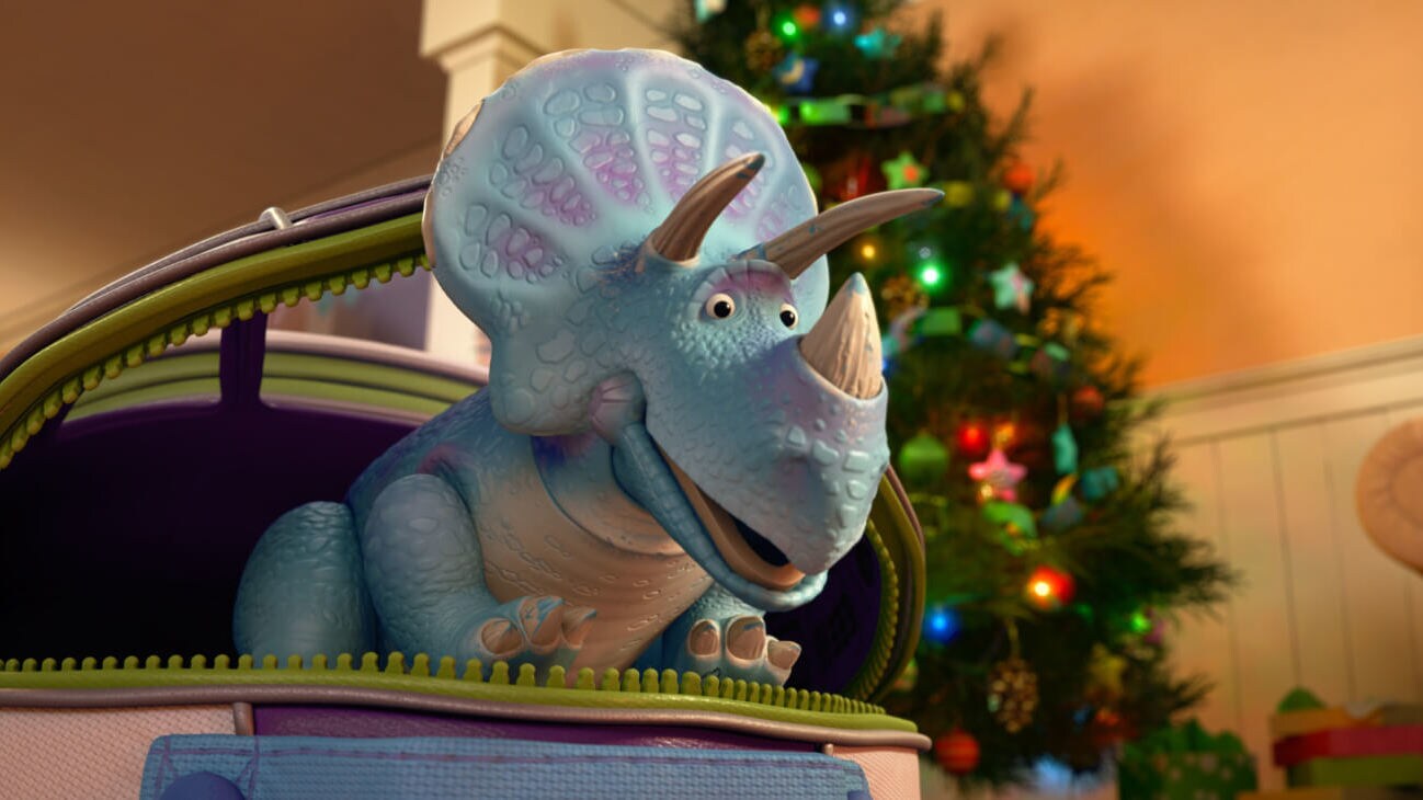 Trixie (Kristen Schaal) climbs out of Bonnie's bag with a Christmas tree in the background in Toy Story That time Forgot (2014).