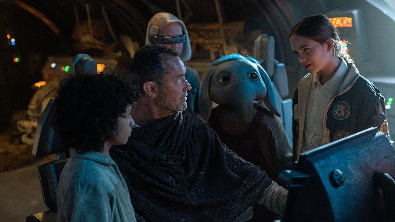 (L-R): Wim (Ravi Cabot-Conyers), Jod Na Nawood (Jude Law), KB (Kyriana Kratter), Neel (Robert Timothy Smith), and Fern (Ryan Kiera Armstrong) in Lucasfilm's STAR WARS: SKELETON CREW, exclusively on Disney+. Photo by Matt Kennedy. ©2024 Lucasfilm Ltd. & TM. All Rights Reserved.