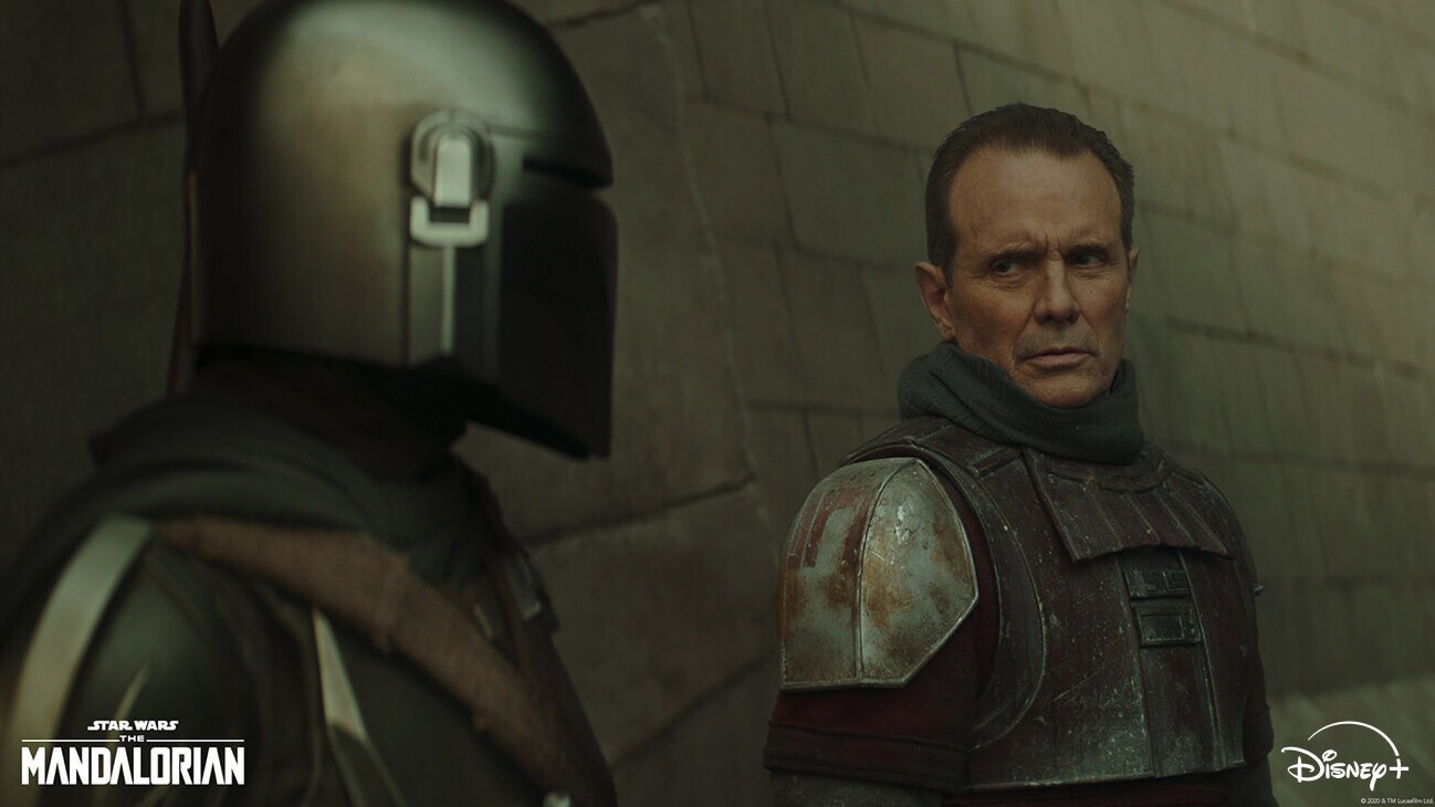 (L-R): The Mandalorian (Pedro Pascal) and Lang (Michael Biehn) in Lucasfilm's THE MANDALORIAN, season two, exclusively on Disney+. © 2020 Lucasfilm Ltd. & ™. All Rights Reserved.