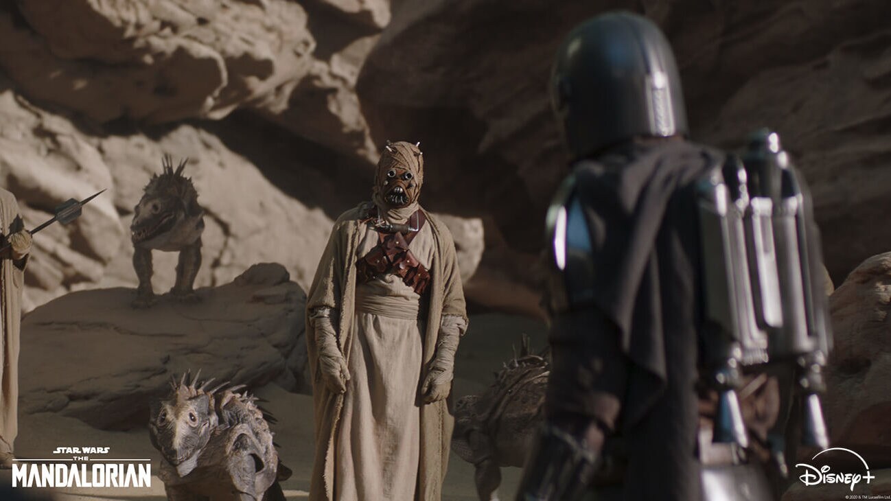 Tusken Raiders and The Mandalorian (Pedro Pascal) in Lucasfilm's THE MANDALORIAN, season two, exclusively on Disney+. © 2020 Lucasfilm Ltd. & ™. All Rights Reserved.