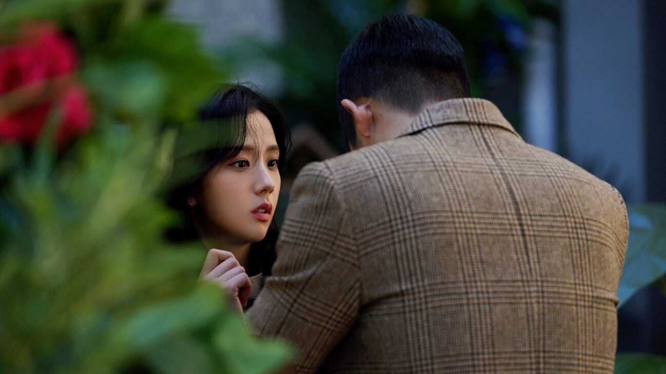 Im Soo Ho (Jung Hae-In) and Eun Yeong-ro (Jisoo) in Snowdrop, exclusively on Disney+.