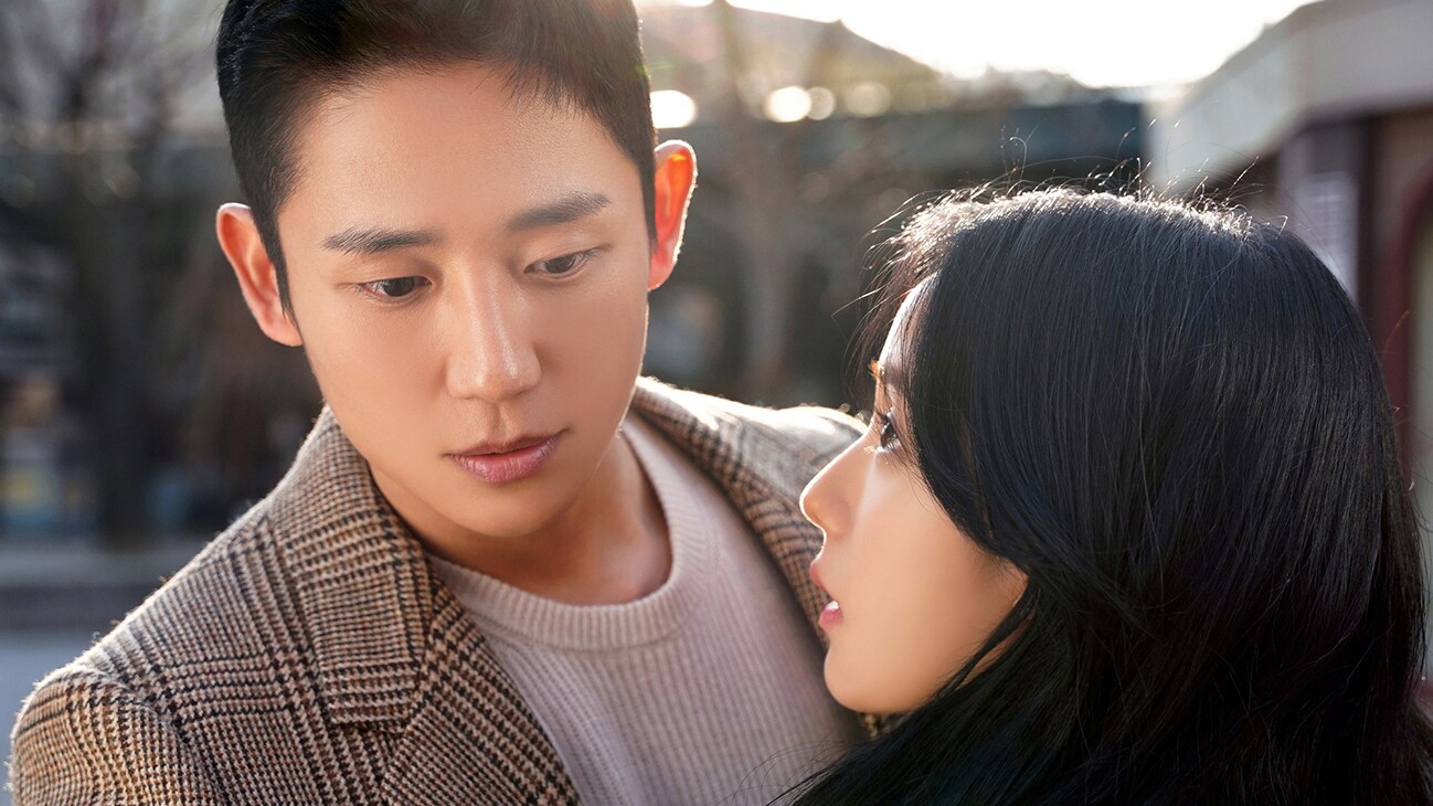 Im Soo Ho (Jung Hae-In) and Eun Yeong-ro (Jisoo) in Snowdrop, exclusively on Disney+.