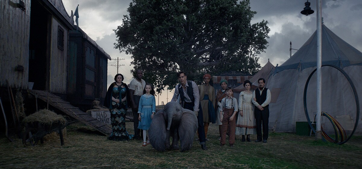 Colin Farrell (Hold Farrier) and his children takes care of the newborn elephant from the movie "Dumbo"