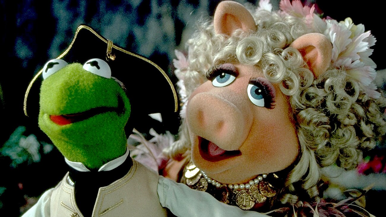 Kermit and Miss Piggy in the movie "Muppet Treasure Island"