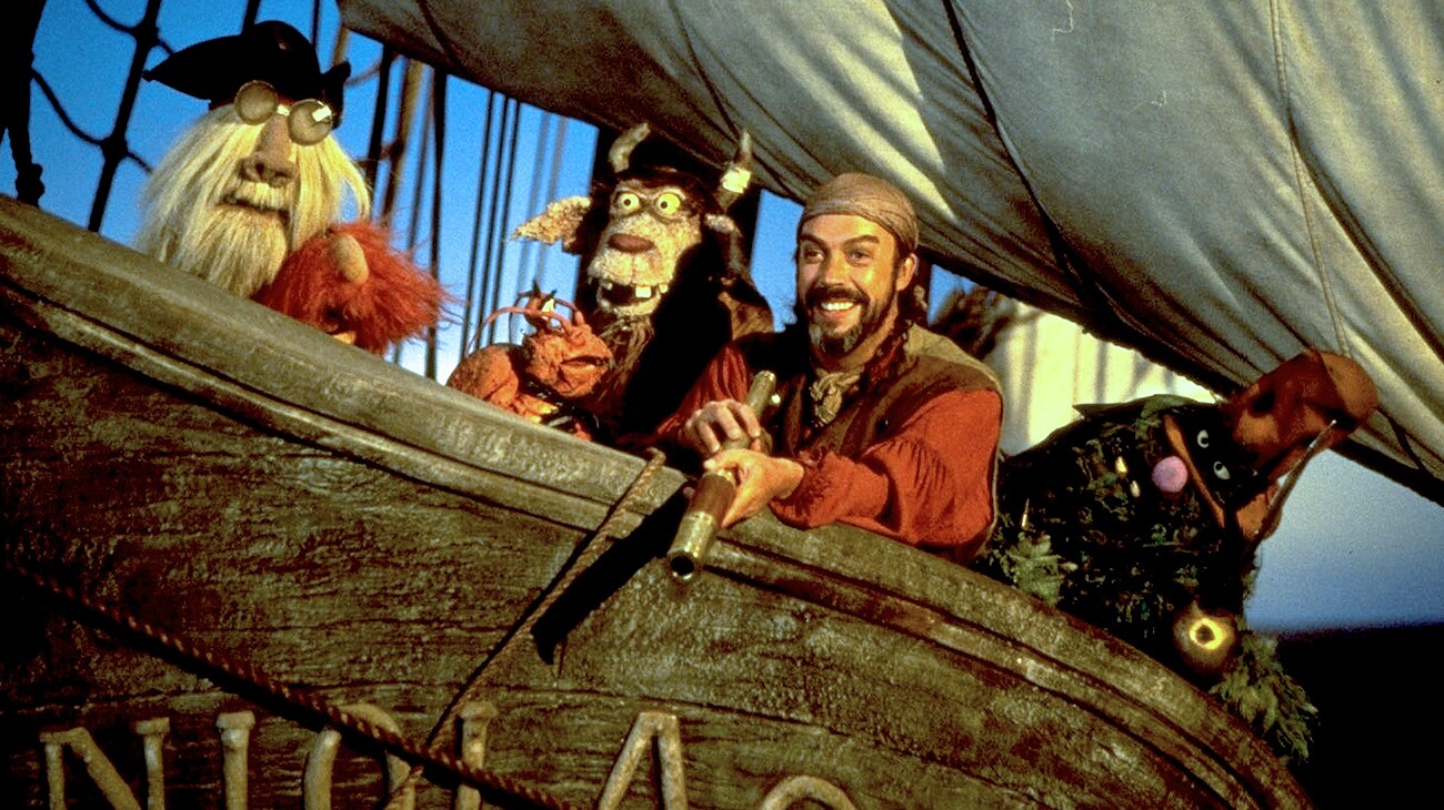 Tim Curry and muppets in "Muppet Treasure Island"