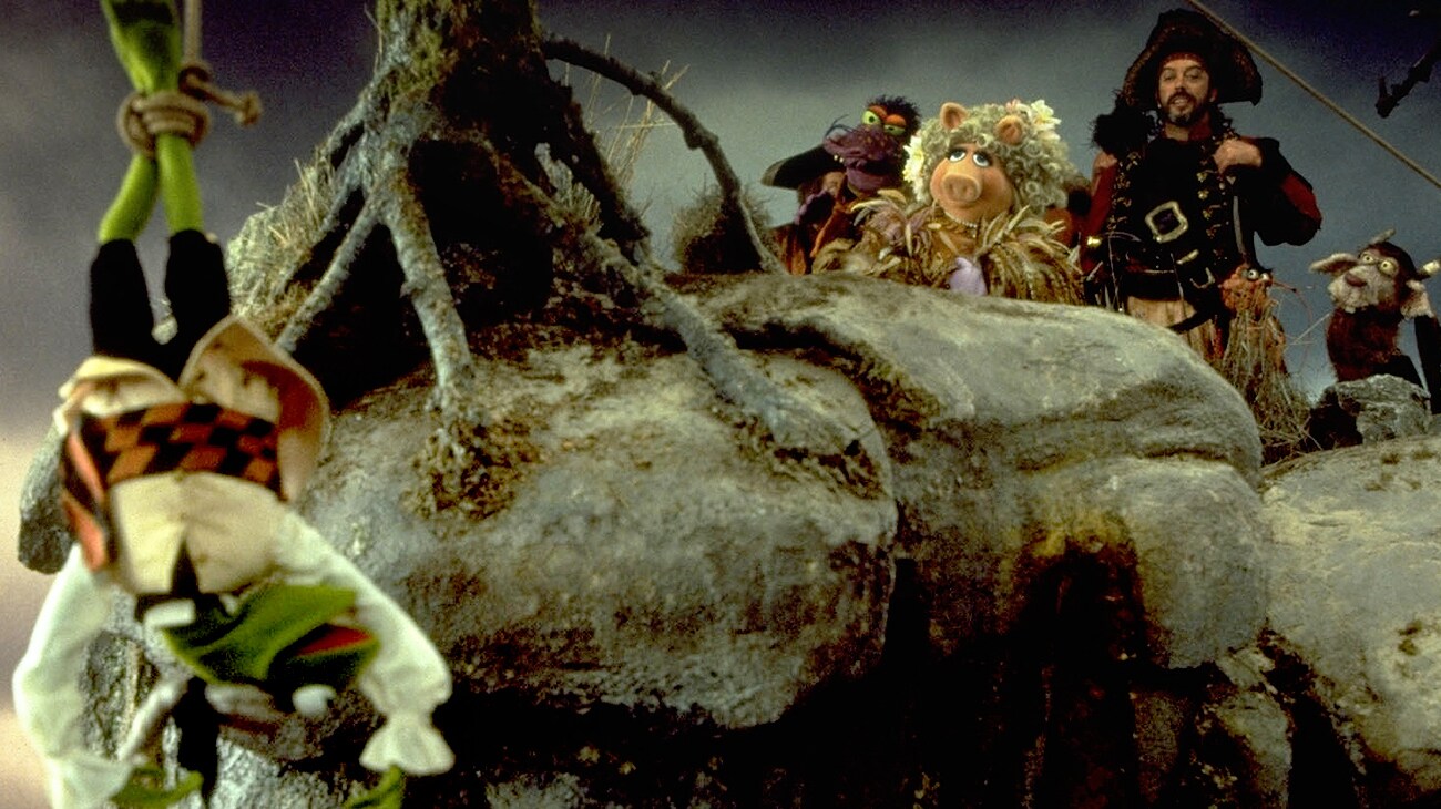 Kermit, Miss Piggy and Tim Curry in "Muppet Treasure Island"