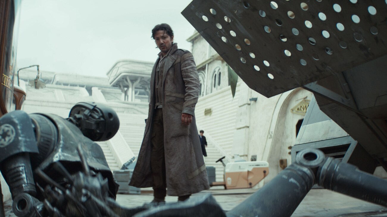 (L-R) K-2SO (Alan Tudyk) and Cassian Andor (Diego Luna) in Lucasfilm's ANDOR Season 2, exclusively on Disney+. Photo courtesy of Lucasfilm. ©2025 Lucasfilm Ltd. & TM. All Rights Reserved.