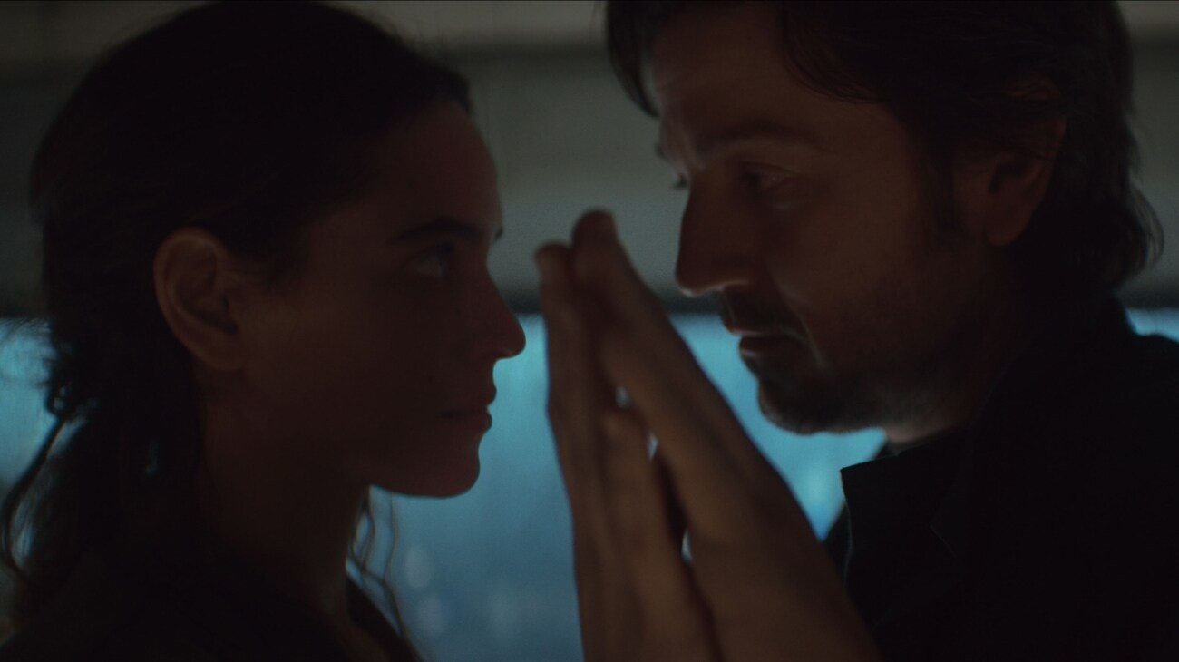 (L-R): Bix Caleen (Adria Arjona) and Cassian Andor (Diego Luna) in Lucasfilm's ANDOR Season 2, exclusively on Disney+. ©2025 Lucasfilm Ltd. & TM. All Rights Reserved.