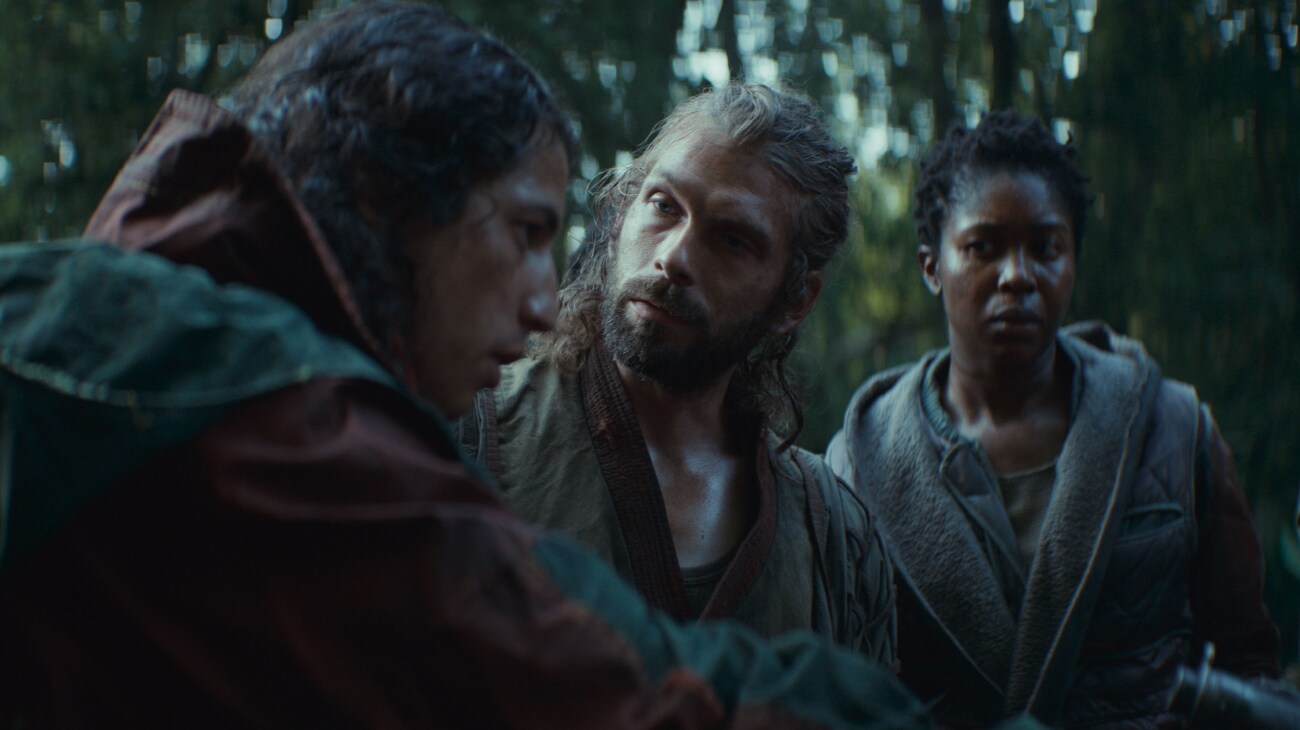 (L-R) Bardi (Benjamin Norris), Gerdis (Sam Gilroy) and Flek (Gloria Obianyo) in Lucasfilm's ANDOR Season 2, exclusively on Disney+. Photo courtesy of Lucasfilm. ©2025 Lucasfilm Ltd. & TM. All Rights Reserved.