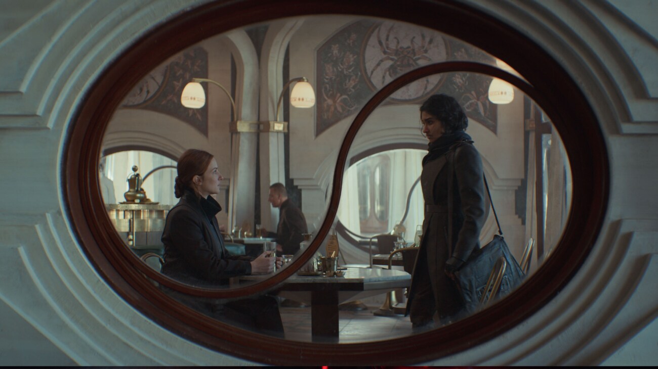 (L-R) Vel Sartha (Faye Marsay) and Cinta Kaz (Varada Sethu) in Lucasfilm's ANDOR Season 2, exclusively on Disney+. ©2025 Lucasfilm Ltd. & TM. All Rights Reserved.