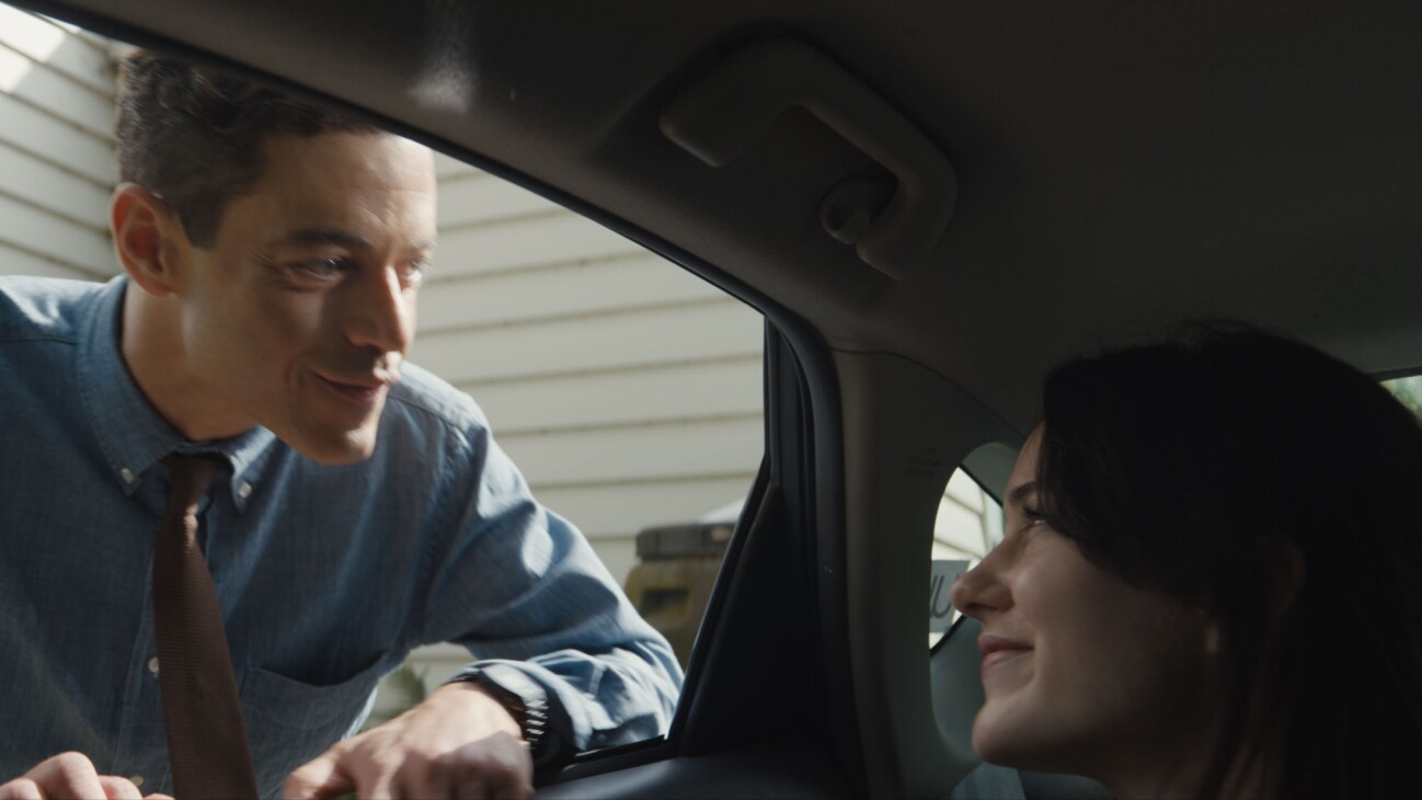(L-R) Rami Malek as Heller and Rachel Brosnahan as Sarah in 20th Century Studio's THE AMATEUR. Photo courtesy of 20th Century Studios. © 2024 20th Century Studios. All Rights Reserved.