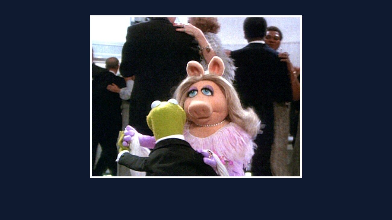 Kermit and Miss Piggy dancing from the Disney movie The Great Muppet Caper.