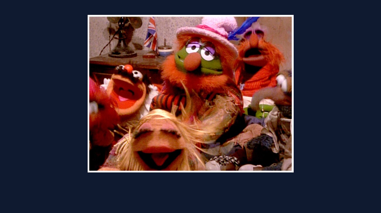 Dr. Teeth, Floyd Pepper, Janice, Gonzo, Animal, and Lew Zealand from the Disney movie The Great Muppet Caper.