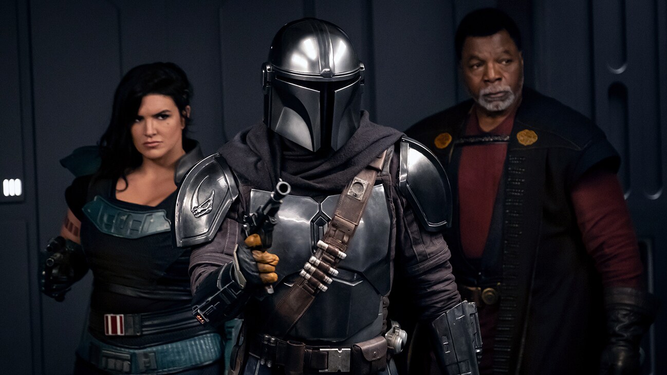 Cara Dune（Gina Carano），Mandalorian（Pedro Pascal）和Greef Karga（Carl Weathers），《迪士尼+原创系列》，《星球大战：曼德拉里亚人》，第2季。