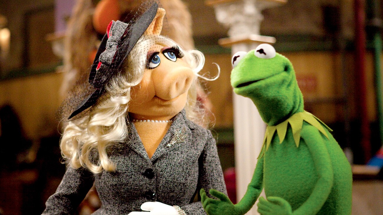 Miss Piggy looking at Kermit