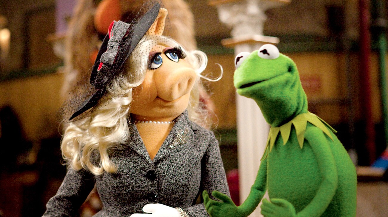 Miss Piggy looking at Kermit 