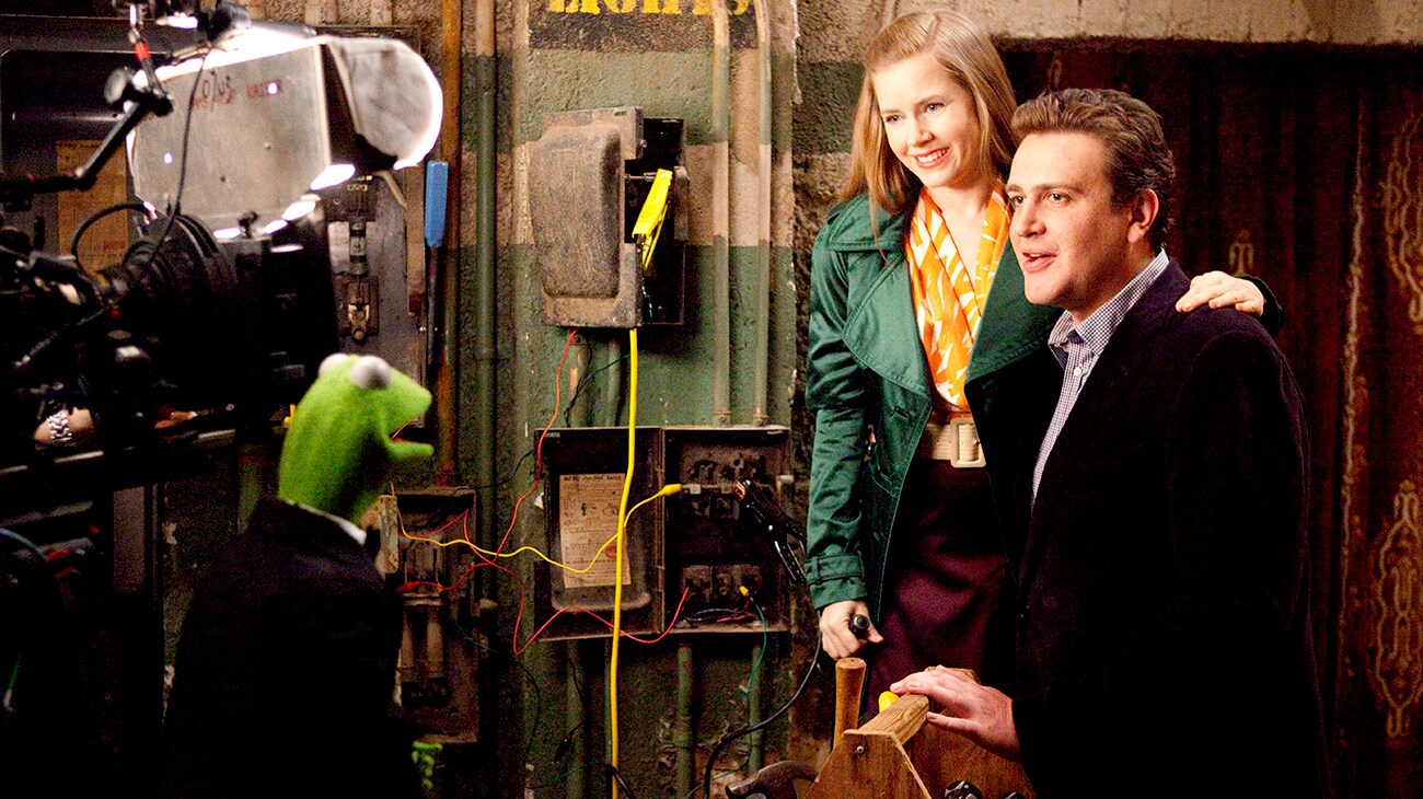 Kermit the frog speaking with Mary played by Amy Adams and Gary played by Jason Segel