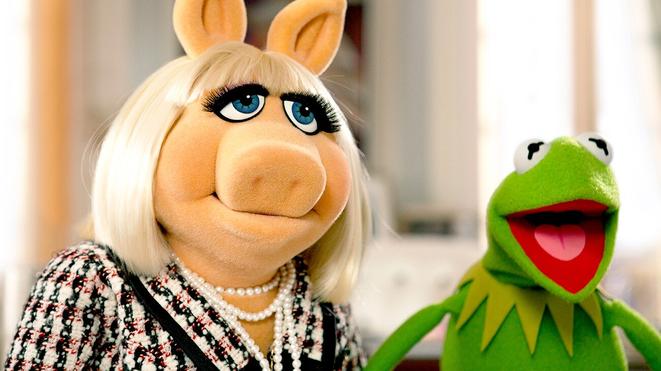 Miss Piggy and Kermit the Frog in The Muppets movie