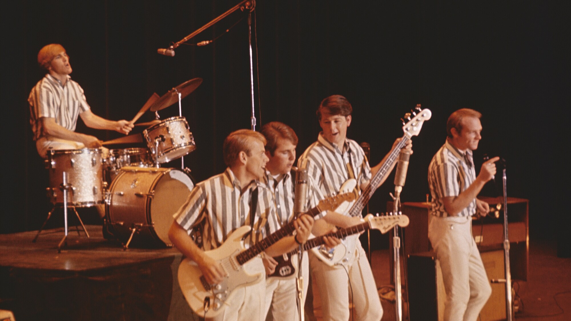 CALIFORNIA - CIRCA 1964:  Rock and roll band "The Beach Boys" perform onstage in circa 1964 in California. (L-R) Dennis Wilson, Al Jardine, Carl Wilson, Brian Wilson, Mike Love.  (Photo by Michael Ochs Archives/Getty Images)
