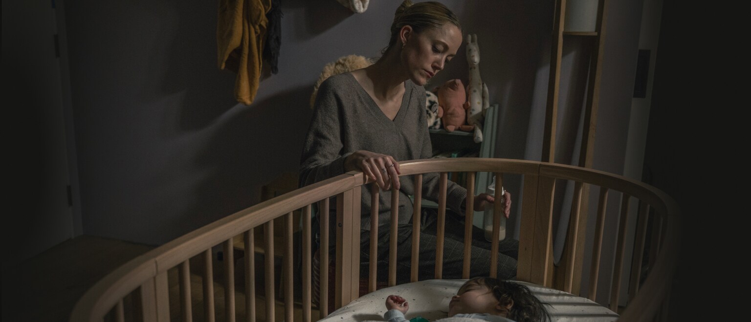 (L-R) Maika Monroe as Polly Murphy and Nora & Lola Contreras as Josie Morales in 20th Century Studios' THE HAND THAT ROCKS THE CRADLE. Photo by Suzanne Tenner. © 2025 20th Century Studios. All Rights Reserved.