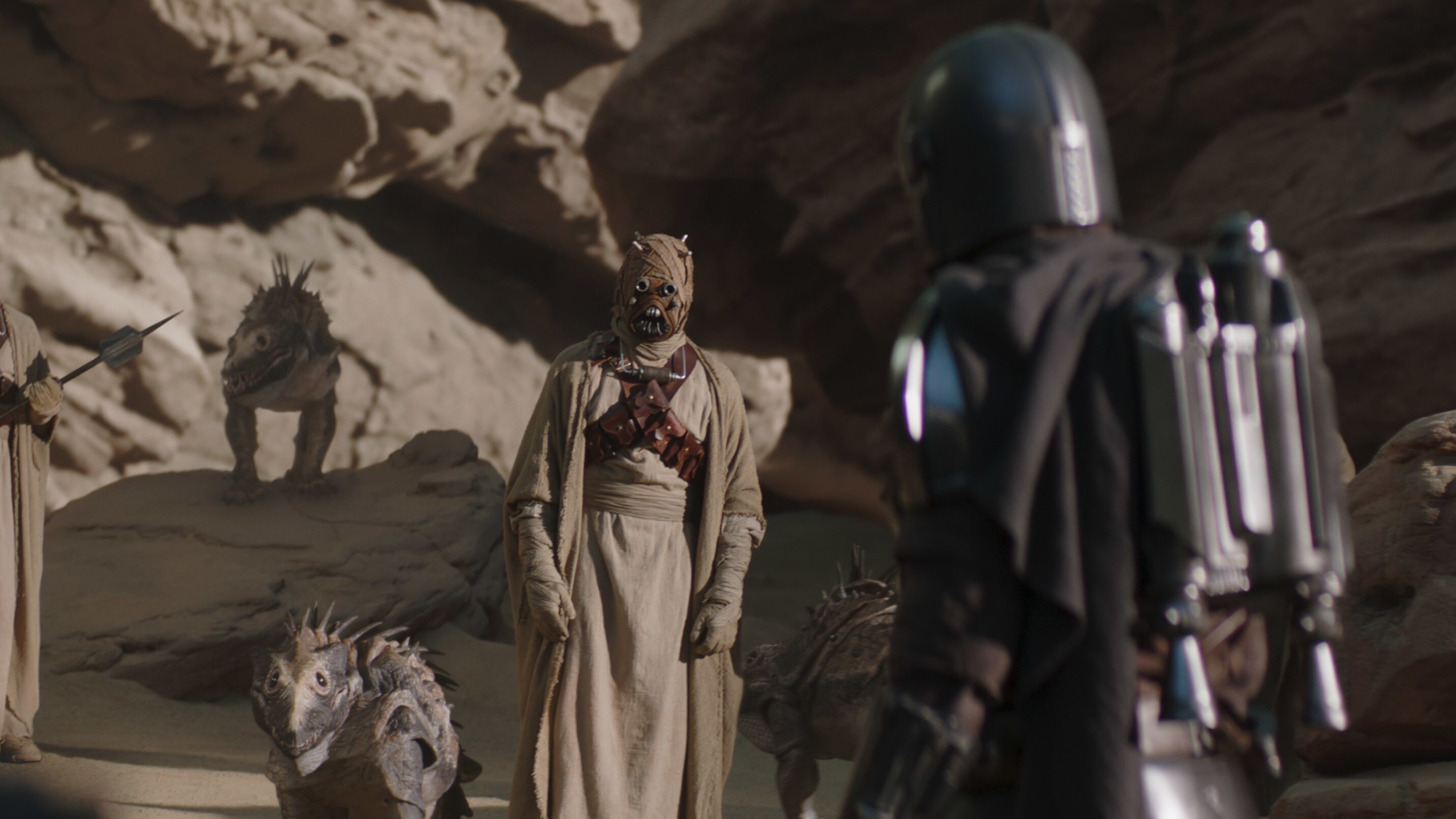 Tusken Raiders and The Mandalorian (Pedro Pascal) in Lucasfilm's THE MANDALORIAN, season two, exclusively on Disney+. © 2020 Lucasfilm Ltd. & ™. All Rights Reserved.