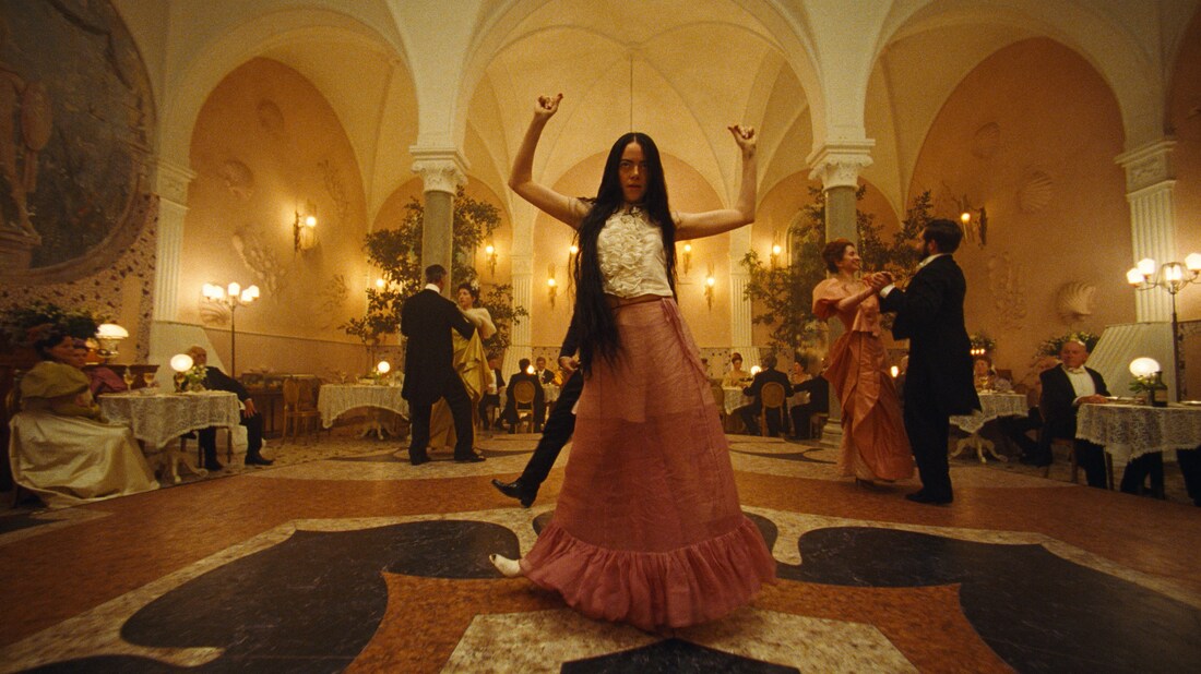 “POBRES CRIATURAS”: TUDO SOBRE A ICÔNICA SEQUÊNCIA DE DANÇA CRIADA PELA COREÓGRAFA LATINO-AMERICANA CONSTANZA MACRAS