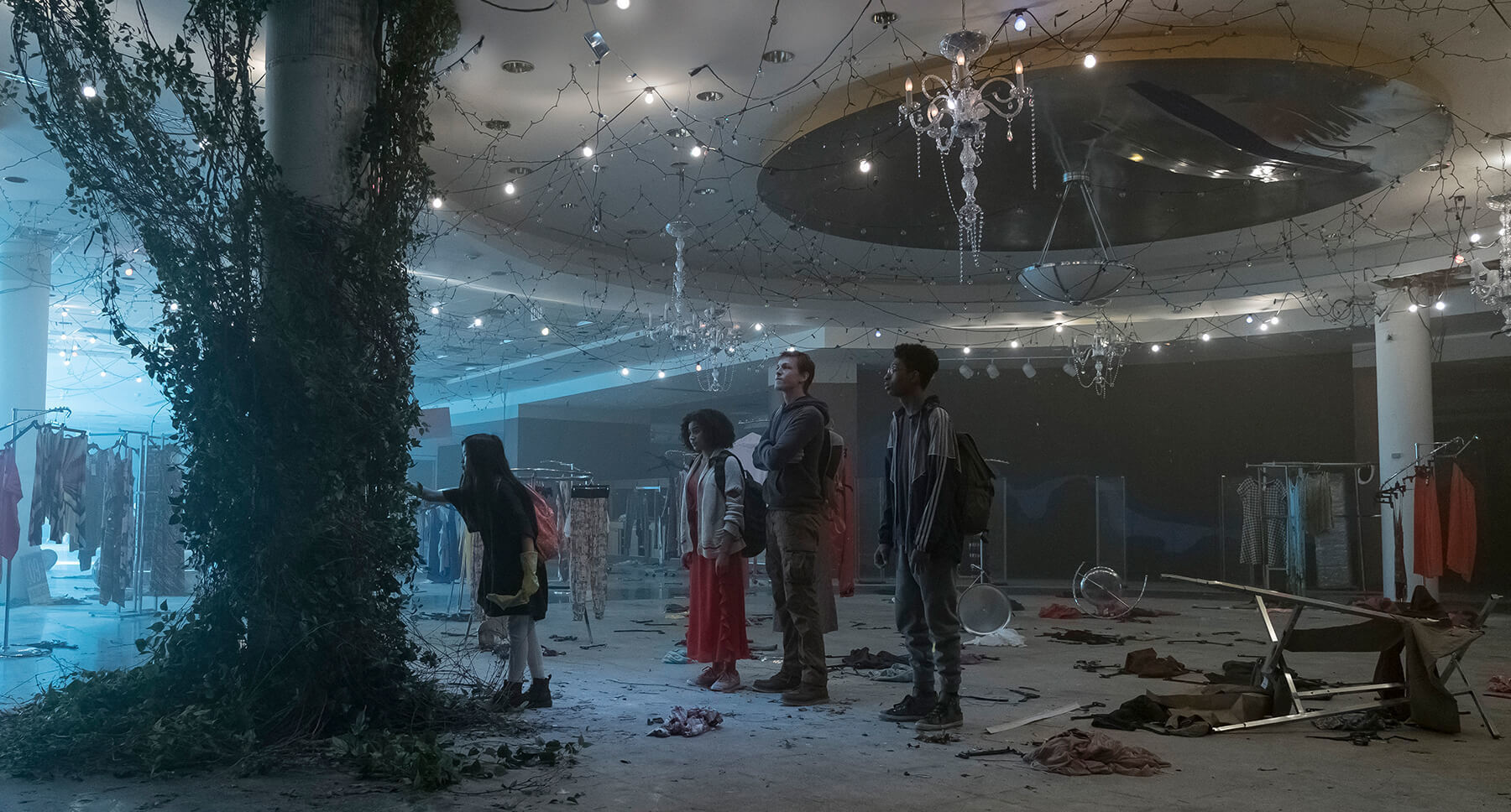 Actors Skylan Brooks, Amandla Stenberg, Harris Dickinson and Miya Cech in an empty room in the movie "The Darkest Minds"