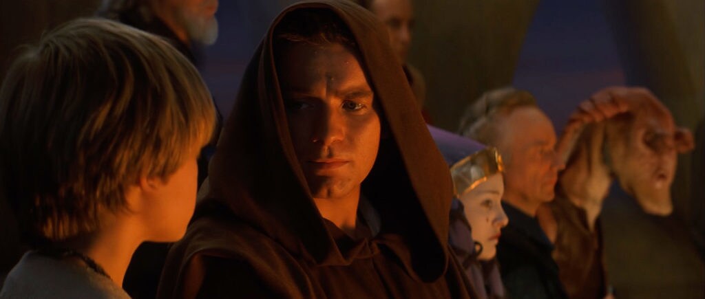 Obi-Wan and Anakin attend Qui-Gon Jinn's funeral.