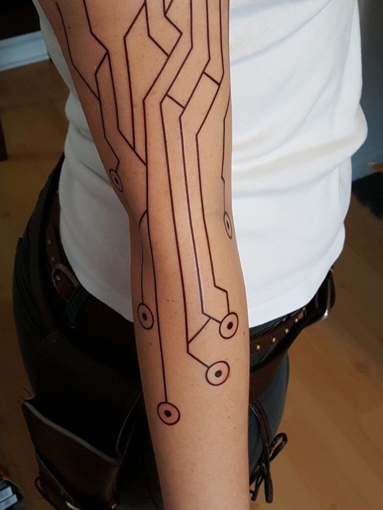 Cosplayer Kim Love wears temporary tattoos for Doctor Aphra's arm markings.