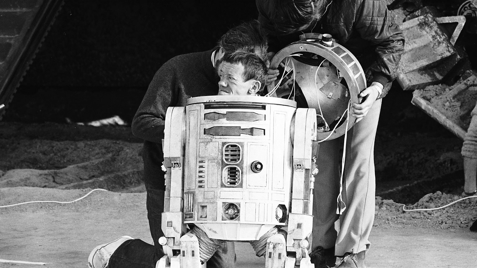 Kenny Baker, the Actor Who Brought R2-D2 to Life, Passes Away