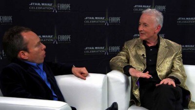 Warwick Davis chats with Anthony Daniels.