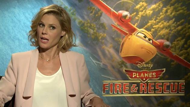 Talking Planes with Julie Bowen - Oh My Disney