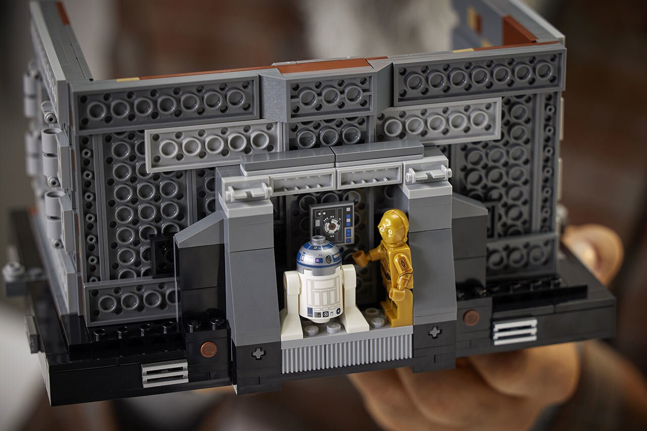 LEGO Star Wars Trash Compactor Diorama R2-D2 and C-3PO