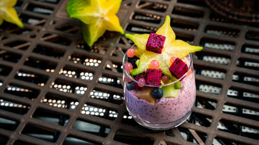 The Rising Moons Overnight Oats features oats, dragon fruit, yogurt and seasonal fruit and can be found at Docking Bay 7 Food and Cargo, Ronto Roasters and Oga’s Cantina. (David Nguyen/Disney Parks).