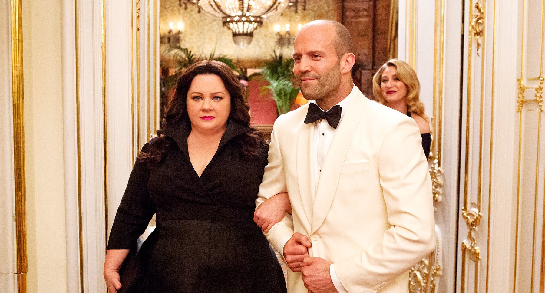 Jason Statham (as Rick Ford) and Melissa McCarthy (as Susan Cooper) at a party in "Spy"