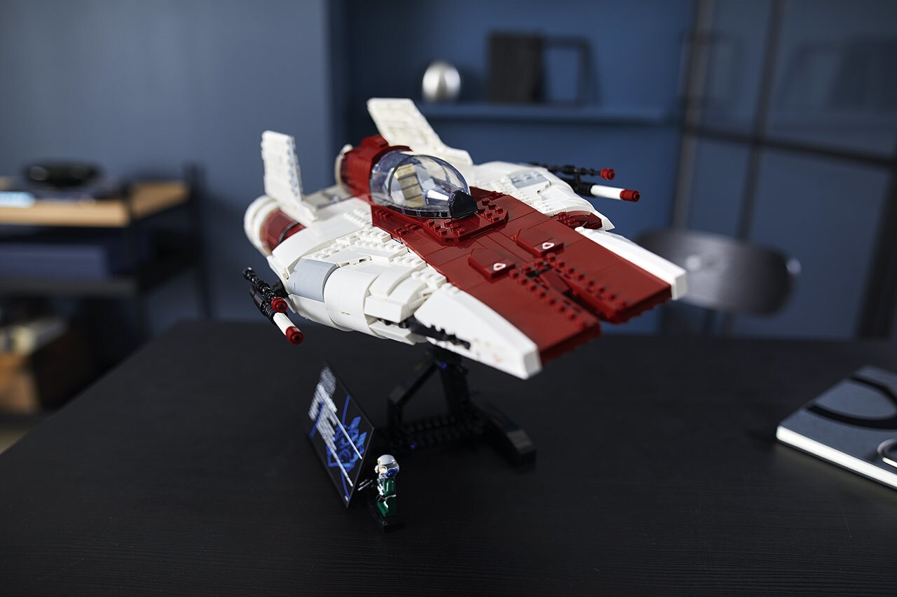 LEGO Star Wars A-wing Starfighter front view