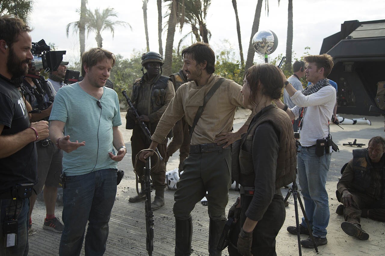 Director Gareth Edwards on set with actors Diego Luna (Cassian Andor) and Felicity Jones (Jyn Erso).