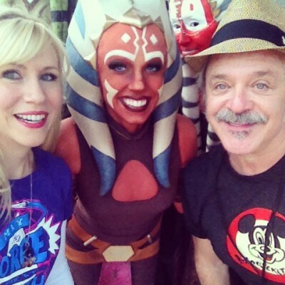 Looks like Ahsoka is on Team Hondo! Funny photo bomb by Shaak ti...