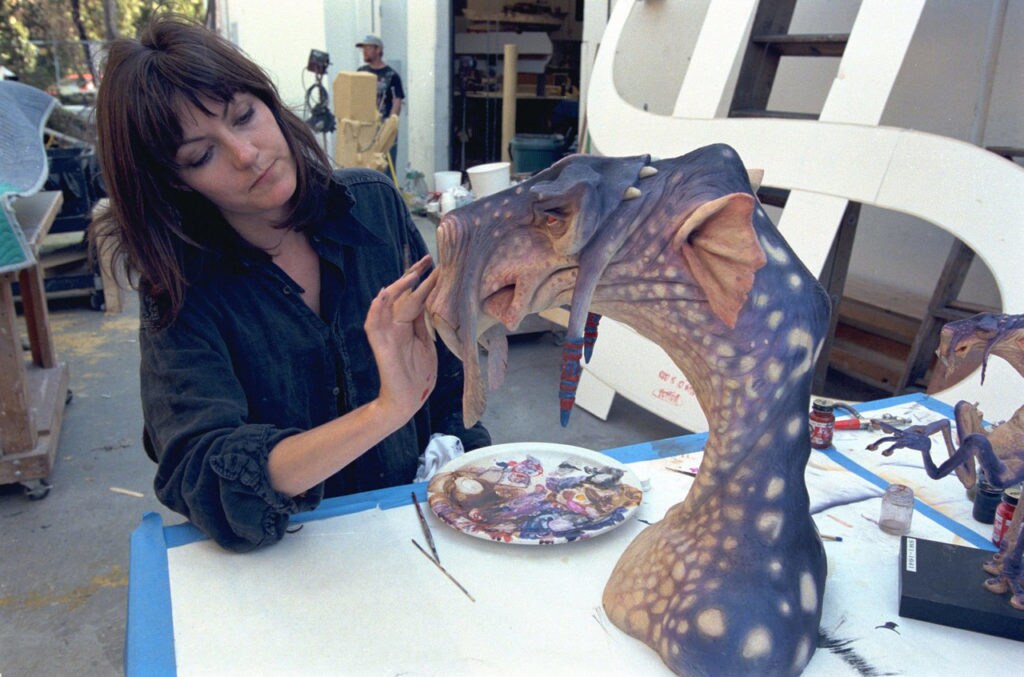 Jean Bolte paints a Sebulba maquette.