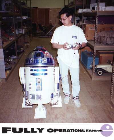 Grant Imahara poses with an operational R2-D2.