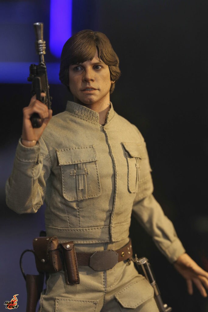 Hot Toys' Luke in Bespin gear figure