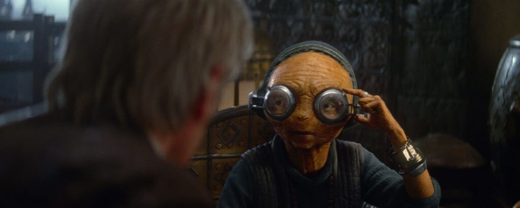 Maz Kanata touches her goggles.