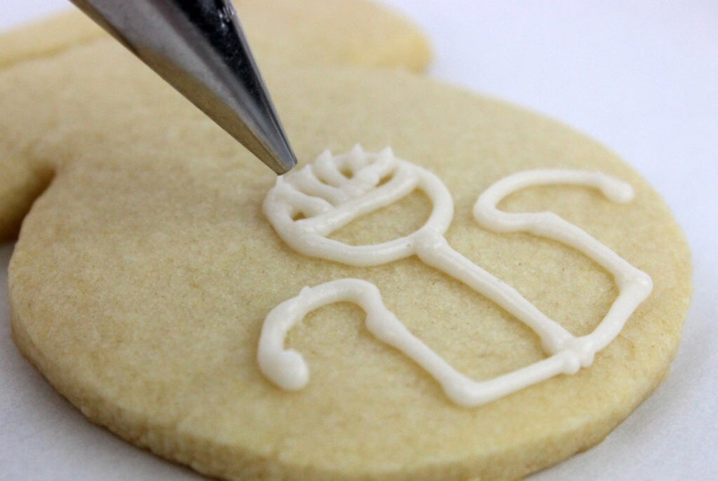 Layering details onto a Medal of Yavin cookie.