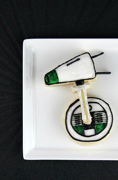 A completed D-O uni-roller cookie with movable wheel, on a white plate.