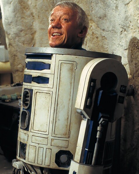 Kenny Baker inside R2-D2 costume