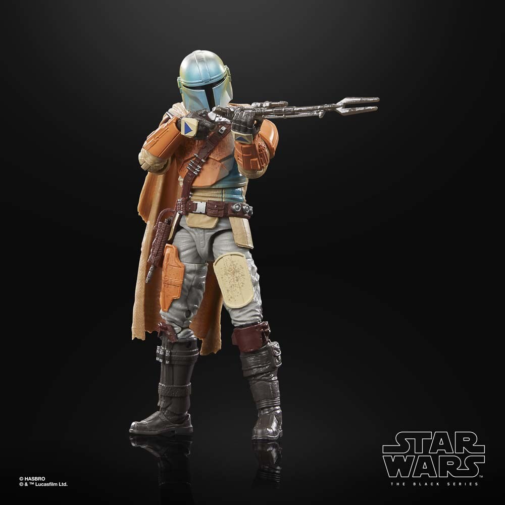 Star Wars: The Black Series Credit Collection The Mandalorian with rifle.