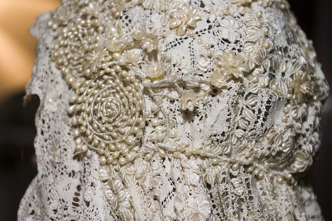 A close up of Padmé’s wedding gown headpiece