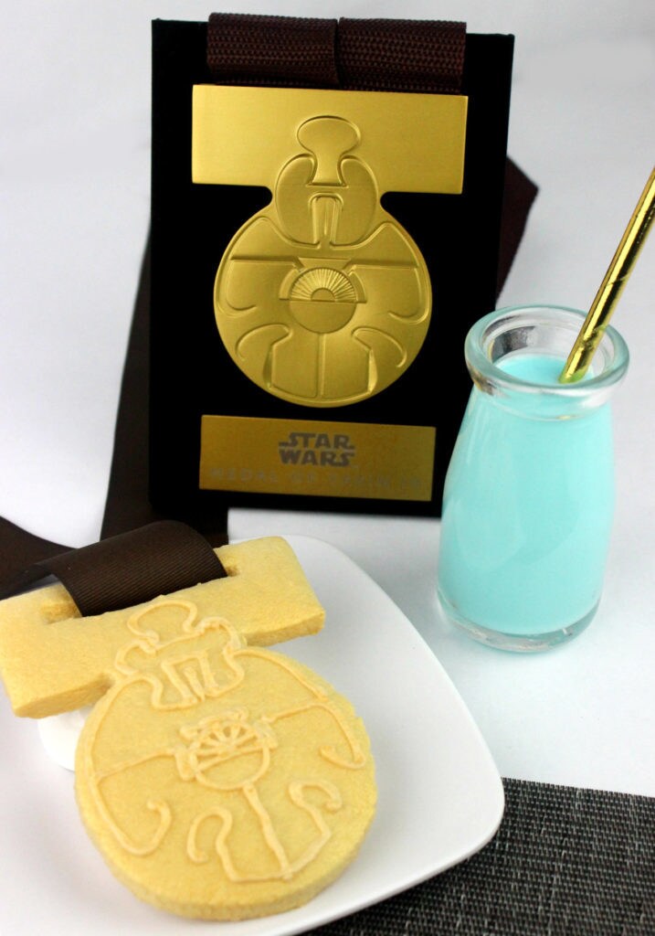 Medal of Yavin cookie with blue milk.