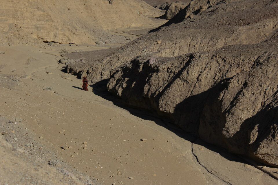 A fan wears a Jawa costume in Death Valley.