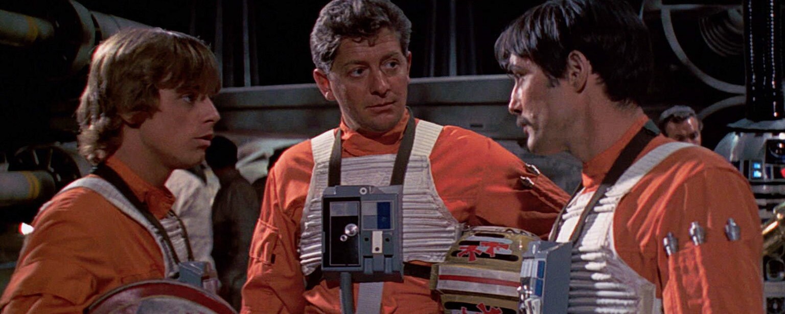 Luke talks to fellow starfighter pilots Garven Dreis and Biggs Darklighter in A New Hope.